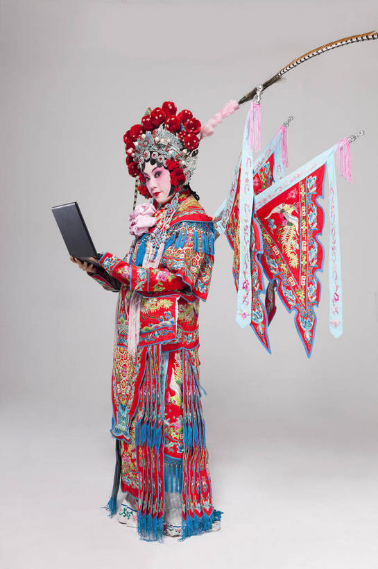 东方人,一个人,演员,站,竖图,室内,白天,侧面,民族服装,化妆,电脑,笔记本电脑,亚洲,仅一个年轻女性,仅一个女性,仅一个人,表演,敲打,握,灰色背景,服装,装饰,网络,头饰,拿,拿着,注视,黄种人,文化,输入,通讯设备,扮演,衣服,红色,彩妆,发饰,饰品,打字,观察,看,站着,握着,摄影,服饰,影棚,观看,点击,华丽,修饰,一台,敲击,点缀,察看,无线,演出,衣着,穿着,关注,中国文化,摄影棚,戏剧,通信设备,无线网络,表演服,演出服,无线上网,便携式电脑,京剧,配饰,戏曲,国粹,皮黄,衬托,美观,雅致,雅观,衣饰,道具服,按键,手提电脑,年轻女性,女人,女性,亚洲人,站立,彩图,全身,影棚拍摄,传统服装,民俗服,拍摄,京剧服饰,国剧,京戏,平剧,中国戏曲,旦角,传统文化,舞台妆,旦,刀马旦,京剧演员,武旦,角色