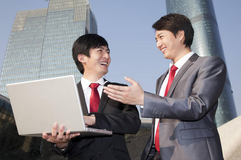 东方人,两个人,同事,商务人士,商务男性,高楼大厦,站,笑,微笑,露齿笑,横图,室外,白天,仰视,衬衫,度假,成功,合作,团队,集体,信心,电脑,笔记本电脑,美景,城市风光,标志建筑,城市,大厦,地标,建筑,摩天大楼,广州,中国,亚洲,握,阴影,套装,光线,网络,影子,景观,领带,拿,拿着,扭头,注视,黄种人,娱乐,通讯设备,建设,队伍,红色,蓝色,蓝天,天空,阳光,天,观察,看,站着,转头,享受,休闲,景色,放松,握着,晴朗,观看,一台,察看,无线,领导,象征,庄重,成就,关注,通信设备,商务装,身份,无线网络,合伙,领袖,无线上网,便携式电脑,工薪阶层,东亚,广东,广东省,万里无云,中华人民共和国,华南地区,省会,广州市,粤,正式,地位,天河,手提电脑,男人,男性,年轻男性,亚洲人,白领,上班族,晴空,晴空万里,站立,半身,彩图,低角度拍摄,衬衣,大楼,高层建筑,高楼,摩天楼,天河区,广州西塔,广州国际金融中心,珠江新城,珠江新城中央商务区