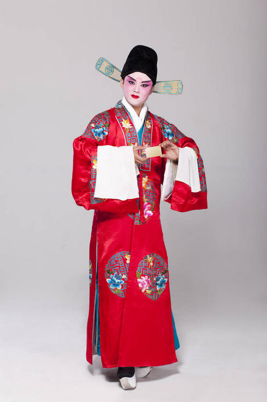 东方人,一个人,演员,站,竖图,室内,白天,正面,民族服装,化妆,信用卡,帽子,亚洲,仅一个男性,仅一个人,一张,表演,握,灰色背景,服装,拿,拿着,注视,黄种人,文化,扮演,仅一个年轻男性,衣服,红色,黑色,彩妆,观察,看,站着,卡,握着,储蓄卡,摄影,服饰,影棚,观看,察看,生,演出,衣着,穿着,关注,中国文化,摄影棚,戏剧,表演服,演出服,京剧,戏曲,国粹,皮黄,一顶,衣饰,道具服,银行卡,男人,男性,年轻男性,亚洲人,站立,彩图,全身,影棚拍摄,传统服装,民俗服,拍摄,京剧服饰,国剧,京戏,平剧,中国戏曲,传统文化,舞台妆,京剧演员,角色,小生