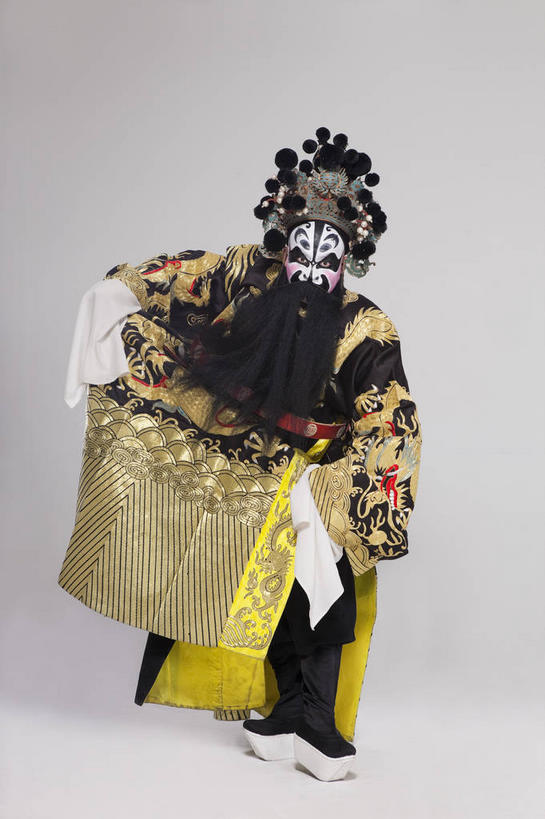 东方人,胡须,一个人,演员,站,竖图,室内,白天,正面,民族服装,化妆,亚洲,仅一个男性,仅一个人,仅一个中年男性,表演,灰色背景,服装,头饰,注视,黄种人,文化,扮演,衣服,黄色,黑色,彩妆,观察,看,站着,摄影,服饰,影棚,观看,察看,演出,衣着,穿着,关注,中国文化,摄影棚,戏剧,表演服,演出服,京剧,戏曲,国粹,皮黄,衣饰,道具服,男人,男性,中年男性,亚洲人,胡子,络腮胡,站立,彩图,全身,影棚拍摄,传统服装,民俗服,拍摄,京剧服饰,国剧,京戏,平剧,中国戏曲,传统文化,舞台妆,京剧演员