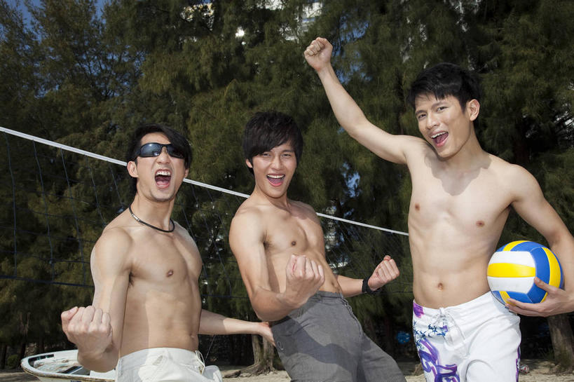 东方人,三个人,伙伴,朋友,站,举,笑,大笑,横图,室外,白天,正面,快乐,兴奋,友谊,骄傲,成功,胜利,排球,海浪,海洋,沙滩,树林,植物,亚洲,握,阴影,短裤,裤子,光线,墨镜,排球网,沙子,眼镜,影子,海岸,浪花,球网,排球装备,沙地,拿,沙滩排球,拿着,注视,黄种人,运动器械,裸露,树,树木,蓝色,绿色,蓝天,天空,阳光,自然,海水,太阳镜,太阳眼镜,天,观察,看,托,握拳,站着,张嘴,健身器械,遮阳镜,自信,握着,沙滩裤,生长,晴朗,成长,观看,察看,关注,裸,健身器材,张大嘴巴,海景,沙排,万里无云,哈哈大笑,排球球网,友情,排球运动,男人,男性,年轻男性,亚洲人,大海,风浪,海,海水的波动,海滩,近岸浪,涌浪,晴空,晴空万里,张开嘴,举起,举手,举着,向上举,向上伸,向上托,站立,半身,彩图,高兴,欢乐,开心,狂笑,运动器材