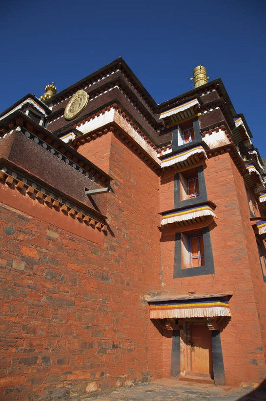 无人,寺庙,竖图,室外,白天,仰视,旅游,度假,名胜古迹,标志建筑,地标,建筑,中国,亚洲,阴影,节日,遗迹,光线,影子,墙,古迹,文化,文物,娱乐,建设,古建筑,墙壁,墙面,蓝色,蓝天,天空,阳光,庙宇,天,祈祷,享受,休闲,健康,旅游胜地,放松,许愿,宗教,佛教,信仰,晴朗,纪念,祈求,古文明,东亚,甘肃,甘肃省,喇嘛教,藏传佛教,夏河县,拉卜楞寺,万里无云,中华人民共和国,西北地区,甘,甘南,甘南州,释教,夏河,平安,晴空,晴空万里,彩图,低角度拍摄,庙,寺,藏语系佛教,西藏佛教