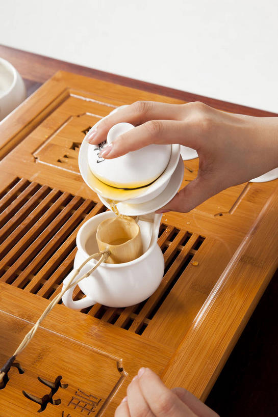 东方人,手,一个人,竖图,俯视,室内,特写,白天,杯子,亚洲,仅一个年轻女性,仅一个女性,仅一个人,倒,握,壶,陶瓷,茶道,陶瓷制品,拿,拿着,黄种人,文化,水壶,茶壶,茶具,容器,水杯,手部,握着,单手,茶艺,环境,茶器,东亚文化,礼法,修行,年轻女性,女人,女性,亚洲人,茶杯,半身,彩图,高角度拍摄,茶文化