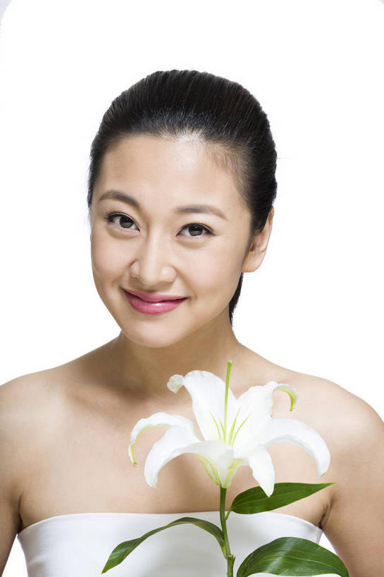东方人,脸,头,脸颊,一个人,笑,微笑,竖图,室内,特写,白天,白色背景,正面,化妆,美容,百合花,叶子,亚洲,仅一个年轻女性,仅一个女性,仅一个人,护肤,服装,盛开,绿叶,花蕾,注视,黄种人,花,花瓣,花朵,鲜花,一朵,衣服,白色,抹胸,花苞,花蕊,观察,看,保养,享受,休闲,嫩叶,放松,保健,摄影,服饰,影棚,观看,察看,衣着,穿着,关注,摄影棚,养颜,强瞿,衣饰,百合蒜,倒仙,番韭,山丹,年轻女性,女人,女性,亚洲人,头部,脸部,脸蛋,面部,叶,叶片,半身,彩图,影棚拍摄,拍摄,白百合,白花百合,圣母百合