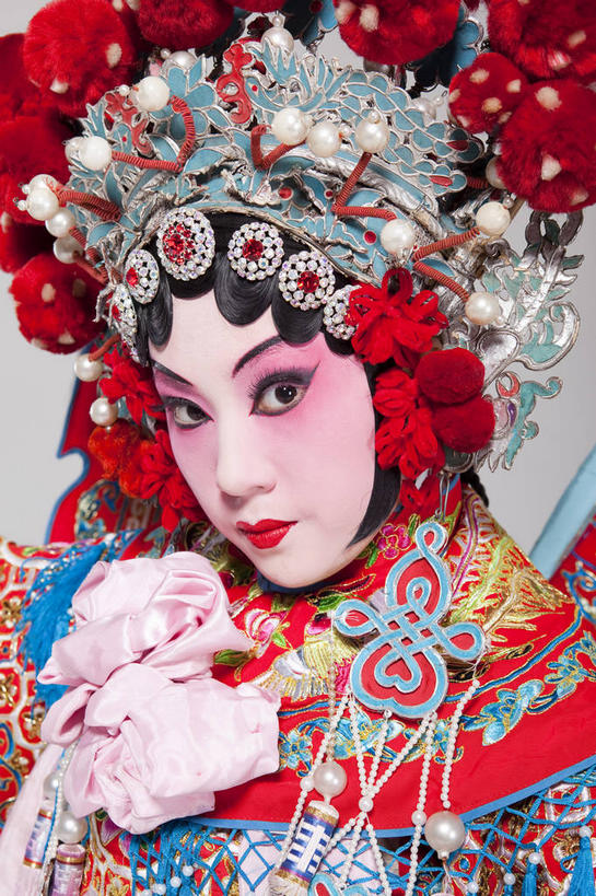 东方人,脸,头,脸颊,一个人,演员,电影明星,竖图,室内,特写,白天,正面,民族服装,化妆,帽子,亚洲,仅一个年轻女性,仅一个女性,仅一个人,灰色背景,服装,头饰,扭头,注视,黄种人,文化,肩膀,衣服,彩妆,发夹,发饰,夹子,观察,看,转头,摄影,服饰,影棚,观看,察看,衣着,穿着,关注,中国文化,摄影棚,戏剧,表演服,演出服,京剧,戏曲,国粹,皮黄,衣饰,道具服,年轻女性,女人,女性,亚洲人,头部,脸部,脸蛋,面部,影视明星,半身,彩图,影棚拍摄,传统服装,民俗服,拍摄,京剧服饰,国剧,京戏,平剧,中国戏曲,旦角,传统文化,舞台妆,旦,刀马旦,武旦,角色