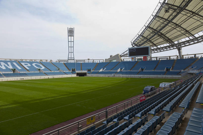 无人,足球场,体育馆,运动场,横图,室外,白天,正面,旅游,度假,草地,草坪,植物,标志建筑,地标,建筑,济州岛,韩国,亚洲,一排,许多,阴影,整齐,光线,英文,标志,文字,影子,字符,字母,云,云朵,看台,很多,云彩,娱乐,标识,建设,体育场,座位,草,排列,蓝色,绿色,白云,蓝天,天空,阳光,天,享受,休闲,旅游胜地,放松,晴朗,英文字母,队列,绿茵场,东亚,运动馆,大韩民国,济州,济州道,济州特别自治道,特别自治道,西归浦,西归浦市,坐位,晴空,彩图,足球比赛场地,南朝鲜,南韩,济州世界杯体育场