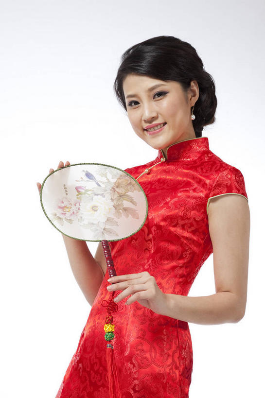 东方人,一个人,站,笑,微笑,竖图,室内,白天,正面,民族服装,亚洲,仅一个年轻女性,仅一个女性,仅一个人,一把,握,旗袍,扇子,清凉,拿,拿着,注视,黄种人,凉爽,文化,装饰品,红色,耳环,饰品,首饰,观察,看,站着,握着,摄影,影棚,观看,察看,关注,中国文化,摄影棚,耳饰,年轻女性,女人,女性,亚洲人,站立,半身,彩图,影棚拍摄,传统服装,民俗服,拍摄,宫扇,纨扇,圆扇,传统文化