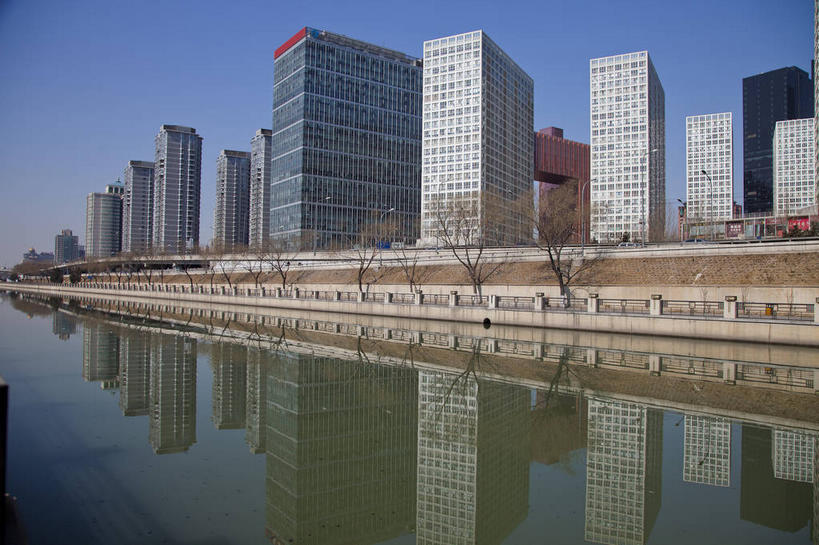 无人,高楼大厦,横图,室外,白天,仰视,度假,河流,美景,水,植物,窗户,落地窗,城市风光,标志建筑,城市,大厦,地标,建筑,摩天大楼,北京,中国,亚洲,一排,许多,阴影,整齐,并列,并排,光线,影子,河水,景观,水流,首都,很多,娱乐,建设,玻璃窗,树,树木,排列,蓝色,绿色,倒影,蓝天,天空,阳光,自然,天,享受,休闲,景色,放松,生长,晴朗,成长,倒映,队列,平行,玻璃幕墙,东亚,万里无云,中华人民共和国,北京市,京,北平,华北地区,朝阳区,通州区,反照,晴空,晴空万里,彩图,低角度拍摄,大楼,高层建筑,高楼,摩天楼,北京CBD,北京商务中心区,中国北京大北窑,庆丰公园,北京建外SOHO,建外SOHO,通惠河