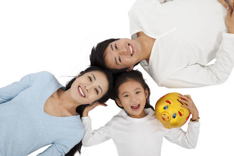东方人,儿童,三个人,家庭,夫妻,母亲,父亲,女儿,躺,捧,笑,微笑,露齿笑,横图,俯视,室内,白天,白色背景,爱情,纯洁,亚洲,服装,浪漫,注视,休闲装,黄种人,一个,小孩,衣服,蓝色,白色,容器,观察,看,休闲,温暖,温馨,父女,母女,三口之家,一家人,休闲服,储蓄罐,器皿,恩爱,父爱,可爱,母爱,童年,童趣,储蓄,存钱,金融,理财,恋人,摄影,服饰,影棚,经济,单个,观看,和睦,察看,资金,存钱罐,关注,摄影棚,存款,流通,贸易,童真,烂漫,无邪,贮钱罐,储钱罐,扑满,卧着,天真,男人,男性,年轻男性,年轻女性,女孩,女人,女性,亚洲人,孩子,年轻人,夫妇,情侣,端,端着,捧着,手捧,躺着,卧,半身,彩图,高角度拍摄,影棚拍摄,拍摄,伴侣,融洽,女生,小猪存钱罐