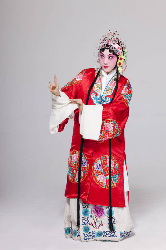东方人,一个人,演员,电影明星,站,竖图,室内,白天,正面,民族服装,化妆,帽子,亚洲,仅一个年轻女性,仅一个女性,仅一个人,指,灰色背景,服装,扭头,注视,黄种人,方向,文化,衣服,彩妆,观察,看,手势,站着,转头,摄影,服饰,影棚,观看,察看,指向,衣着,食指,穿着,关注,中国文化,摄影棚,戏剧,表演服,演出服,京剧,戏曲,国粹,皮黄,衣饰,道具服,青衣,年轻女性,女人,女性,亚洲人,影视明星,站立,彩图,全身,影棚拍摄,传统服装,民俗服,拍摄,京剧服饰,国剧,京戏,平剧,中国戏曲,旦角,打手势,传统文化,舞台妆,旦,角色,正旦