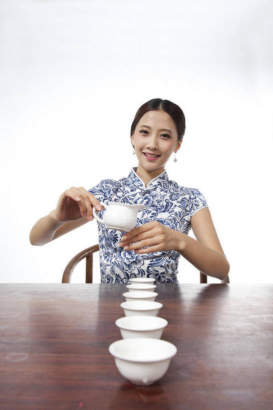 东方人,一个人,坐,笑,微笑,竖图,室内,白天,白色背景,正面,民族服装,桌子,杯子,亚洲,仅一个年轻女性,仅一个女性,仅一个人,一排,许多,倒,握,旗袍,整齐,壶,陶瓷,茶道,陶瓷制品,很多,拿,拿着,注视,黄种人,文化,水壶,装饰品,排列,茶壶,茶具,耳环,容器,饰品,首饰,水杯,观察,看,握着,摄影,影棚,观看,茶艺,环境,察看,茶器,队列,关注,中国文化,摄影棚,东亚文化,礼法,修行,耳饰,年轻女性,女人,女性,亚洲人,茶杯,坐着,半身,彩图,影棚拍摄,传统服装,民俗服,拍摄,茶文化,传统文化