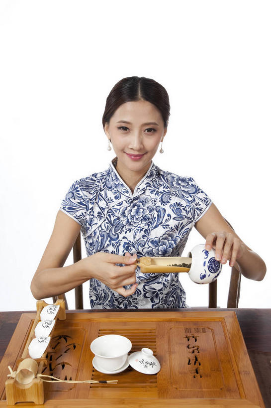 东方人,一个人,坐,笑,微笑,竖图,室内,白天,白色背景,正面,民族服装,桌子,杯子,亚洲,仅一个年轻女性,仅一个女性,仅一个人,握,旗袍,勺子,茶道,拿,茶勺,拿着,注视,黄种人,文化,茶具,水杯,观察,看,握着,摄影,影棚,观看,茶艺,环境,察看,茶器,关注,中国文化,摄影棚,东亚文化,礼法,修行,年轻女性,女人,女性,亚洲人,茶杯,坐着,半身,彩图,影棚拍摄,传统服装,民俗服,拍摄,茶文化,传统文化
