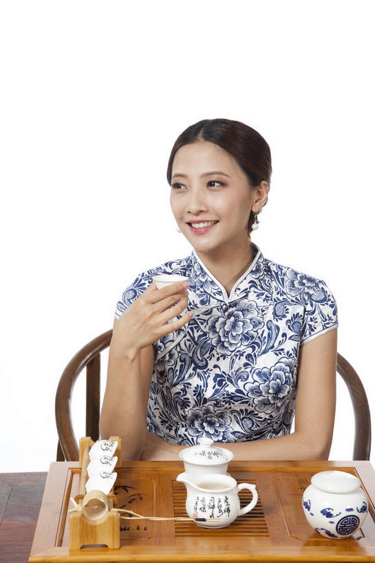 东方人,一个人,坐,笑,微笑,露齿笑,竖图,室内,白天,白色背景,正面,民族服装,桌子,杯子,椅子,亚洲,仅一个年轻女性,仅一个女性,仅一个人,握,旗袍,勺子,木椅,茶道,拿,茶勺,拿着,扭头,注视,黄种人,文化,茶具,水杯,观察,看,转头,握着,摄影,影棚,观看,茶艺,环境,察看,茶器,关注,中国文化,摄影棚,东亚文化,礼法,修行,年轻女性,女人,女性,亚洲人,茶杯,坐着,半身,彩图,影棚拍摄,传统服装,民俗服,拍摄,茶文化,传统文化