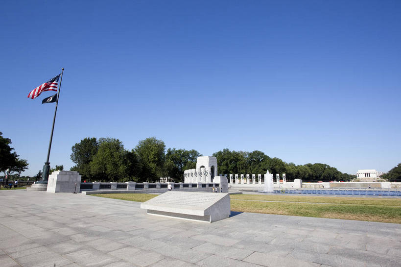 无人,横图,室外,白天,正面,旅游,度假,草地,草坪,植物,标志建筑,道路,地标,建筑,路,公路,旗帜,美国,吊挂,悬挂,阴影,光线,旗杆,影子,纪念碑,交通,首都,挂,娱乐,旗子,建设,草,树,树木,蓝色,绿色,蓝天,天空,阳光,自然,天,享受,休闲,旅游胜地,放松,生长,晴朗,成长,北美,北美洲,美洲,华盛顿特区,万里无云,华盛顿哥伦比亚特区,华府,北亚美利加洲,亚美利加洲,旗号,二战纪念碑,晴空,晴空万里,马路,彩图,美国国家二战纪念碑,美利坚合众国