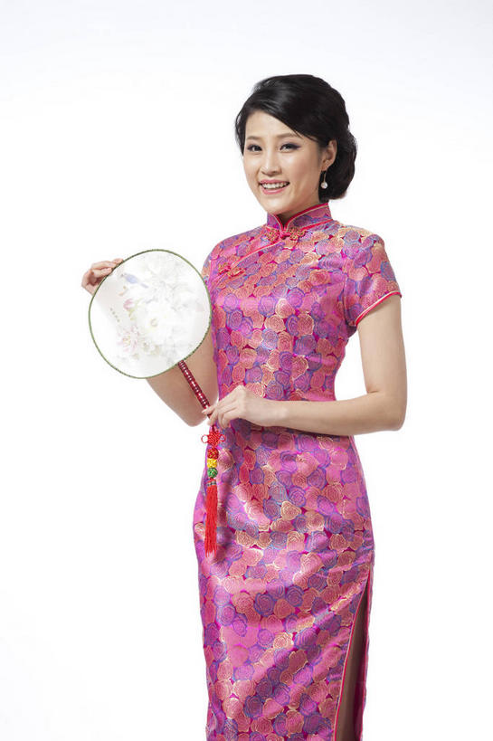 东方人,一个人,站,笑,微笑,露齿笑,竖图,室内,白天,白色背景,正面,民族服装,亚洲,仅一个年轻女性,仅一个女性,仅一个人,一把,握,旗袍,扇子,清凉,拿,拿着,注视,黄种人,凉爽,文化,观察,看,站着,握着,摄影,影棚,观看,察看,关注,中国文化,摄影棚,年轻女性,女人,女性,亚洲人,站立,半身,彩图,影棚拍摄,传统服装,民俗服,拍摄,宫扇,纨扇,圆扇,传统文化