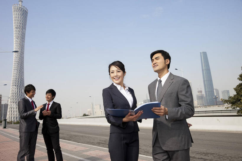 东方人,四个人,同事,商务人士,商务男性,商务女性,高楼大厦,站,笑,微笑,露齿笑,横图,室外,白天,仰视,衬衫,度假,成功,合作,团队,集体,信心,美景,植物,城市风光,标志建筑,城市,大厦,道路,地标,建筑,路,摩天大楼,公路,广州,中国,亚洲,握,阴影,套装,光线,材料,档案,文件,影子,纸,景观,领带,交通,拿,拿着,扭头,注视,黄种人,娱乐,建设,队伍,树,树木,蓝色,绿色,蓝天,天空,阳光,自然,手稿,资料,天,观察,看,站着,转头,享受,休闲,景色,放松,握着,生长,晴朗,成长,观看,证明,察看,领导,象征,庄重,成就,关注,文档,商务装,身份,合伙,领袖,工薪阶层,东亚,广东,广东省,万里无云,中华人民共和国,华南地区,省会,广州市,粤,正式,地位,天河,广州电视塔,广州塔,广州新电视塔,男人,男性,年轻男性,年轻女性,女人,女性,亚洲人,白领,上班族,晴空,晴空万里,马路,站立,半身,彩图,低角度拍摄,衬衣,大楼,高层建筑,高楼,摩天楼,天河区,广州西塔,广州国际金融中心,海珠,海珠区,珠江新城,珠江新城中央商务区,广州海心塔,海心塔,小蛮腰