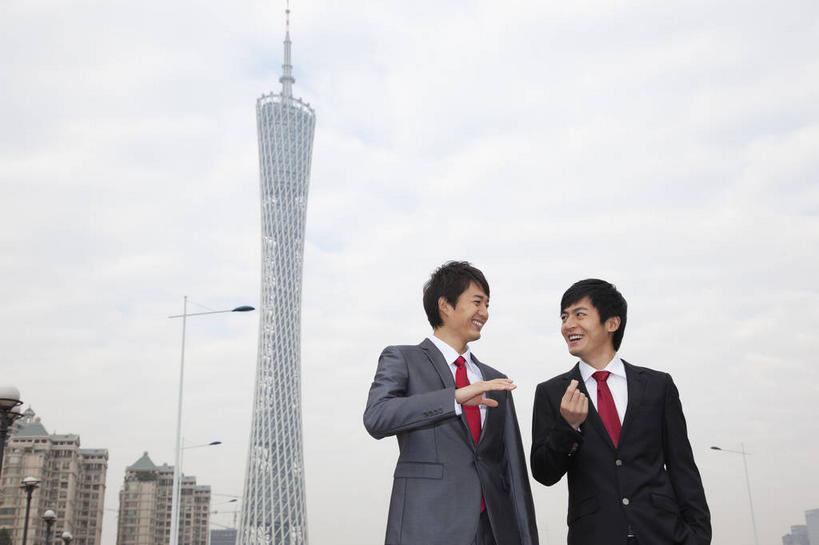 东方人,两个人,同事,商务人士,商务男性,高楼大厦,站,笑,说,微笑,露齿笑,横图,室外,白天,仰视,衬衫,度假,讨论,成功,合作,团队,集体,信心,美景,城市风光,标志建筑,城市,大厦,地标,建筑,路灯,摩天大楼,照明,广州,中国,亚洲,套装,景观,灯光,领带,扭头,注视,黄种人,娱乐,建设,队伍,灯,红色,天空,天,观察,看,站着,转头,享受,休闲,景色,放松,观看,照亮,察看,领导,象征,庄重,照明设备,成就,关注,商务装,身份,合伙,领袖,工薪阶层,东亚,广东,广东省,中华人民共和国,华南地区,省会,广州市,粤,正式,地位,广州电视塔,广州塔,广州新电视塔,交流,男人,男性,年轻男性,亚洲人,白领,上班族,沟通,讲话,交谈,商讨,说话,谈话,站立,半身,彩图,低角度拍摄,衬衣,大楼,高层建筑,高楼,摩天楼,海珠,海珠区,广州海心塔,海心塔,小蛮腰