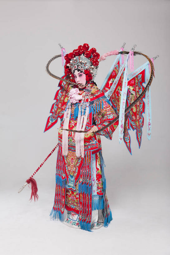 东方人,一个人,演员,站,竖图,室内,白天,正面,民族服装,化妆,亚洲,仅一个年轻女性,仅一个女性,仅一个人,表演,握,灰色背景,服装,装饰,头饰,拿,拿着,注视,黄种人,文化,扮演,衣服,红色,彩妆,发饰,饰品,观察,看,站着,握着,摄影,服饰,影棚,观看,华丽,修饰,点缀,察看,演出,衣着,穿着,关注,中国文化,摄影棚,戏剧,表演服,演出服,京剧,配饰,戏曲,国粹,皮黄,衬托,美观,雅致,雅观,衣饰,道具服,年轻女性,女人,女性,亚洲人,站立,彩图,全身,影棚拍摄,传统服装,民俗服,拍摄,京剧服饰,国剧,京戏,平剧,中国戏曲,旦角,传统文化,舞台妆,旦,刀马旦,京剧演员,武旦,角色