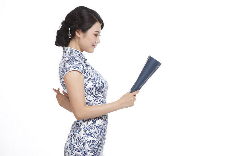 东方人,一个人,站,笑,微笑,横图,室内,白天,白色背景,侧面,民族服装,书籍,亚洲,仅一个年轻女性,仅一个女性,仅一个人,一本,握,旗袍,装饰,头饰,拿,拿着,注视,黄种人,文化,发簪,蓝色,发饰,饰品,书本,观察,看,站着,握着,摄影,影棚,观看,华丽,修饰,点缀,察看,古书,关注,中国文化,摄影棚,背手,配饰,衬托,美观,雅致,雅观,簪子,年轻女性,女人,女性,亚洲人,书,图书,站立,半身,彩图,影棚拍摄,传统服装,民俗服,拍摄,文献,传统文化,古籍,线装,线装书