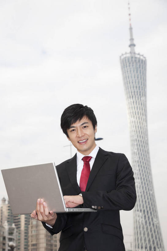 东方人,一个人,商务人士,商务男性,高楼大厦,站,笑,微笑,露齿笑,竖图,室外,白天,仰视,衬衫,度假,电脑,笔记本电脑,美景,城市风光,标志建筑,城市,大厦,地标,建筑,摩天大楼,广州,中国,亚洲,仅一个男性,仅一个人,敲打,握,套装,网络,景观,领带,拿,拿着,注视,黄种人,娱乐,输入,通讯设备,建设,仅一个年轻男性,红色,天空,天,打字,观察,看,站着,享受,休闲,景色,放松,握着,观看,点击,一台,敲击,察看,无线,象征,庄重,关注,通信设备,商务装,身份,无线网络,无线上网,便携式电脑,工薪阶层,东亚,广东,广东省,中华人民共和国,华南地区,省会,广州市,粤,正式,地位,广州电视塔,广州塔,广州新电视塔,按键,手提电脑,男人,男性,年轻男性,亚洲人,白领,上班族,站立,半身,彩图,低角度拍摄,衬衣,大楼,高层建筑,高楼,摩天楼,海珠,海珠区,广州海心塔,海心塔,小蛮腰