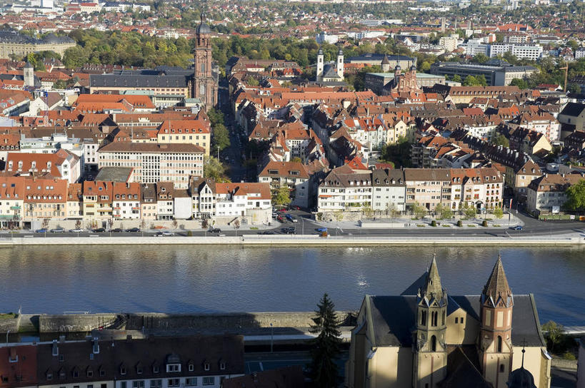 无人,家,横图,俯视,航拍,室外,白天,旅游,度假,河流,名胜古迹,水,植物,标志建筑,地标,建筑,德国,欧洲,阴影,波纹,遗迹,光线,瓦片,影子,房屋,屋顶,屋子,河水,水流,建筑群,涟漪,顶棚,瓦,古迹,文物,娱乐,建设,古建筑,楼房,住宅,树,树木,绿色,倒影,水纹,阳光,自然,波浪,享受,休闲,旅游胜地,放松,建造,生长,成长,倒映,西欧,鸟瞰,古文明,屋瓦,德意志联邦共和国,首府,水晕,巴伐利亚,巴伐利亚州,拜恩州,拜恩自由州,反照,莱茵河,支流,符兹堡,维尔茨堡,维尔茨堡县,乌兹堡,彩图,高角度拍摄,房子,美因河