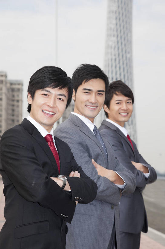 东方人,三个人,同事,商务人士,商务男性,高楼大厦,站,笑,双手交叉,微笑,露齿笑,竖图,室外,白天,侧面,衬衫,度假,成功,合作,团队,集体,信心,美景,城市风光,标志建筑,城市,大厦,道路,地标,建筑,路,摩天大楼,公路,广州,中国,亚洲,一排,套装,整齐,景观,领带,交通,扭头,注视,黄种人,娱乐,建设,队伍,排列,红色,天空,天,观察,看,站着,转头,享受,休闲,景色,放松,观看,察看,领导,双手抱胸,象征,庄重,成就,队列,关注,商务装,身份,合伙,领袖,工薪阶层,东亚,广东,广东省,中华人民共和国,华南地区,省会,广州市,粤,正式,地位,广州电视塔,广州塔,广州新电视塔,男人,男性,年轻男性,亚洲人,白领,上班族,马路,站立,半身,彩图,衬衣,大楼,高层建筑,高楼,摩天楼,海珠,海珠区,广州海心塔,海心塔,小蛮腰