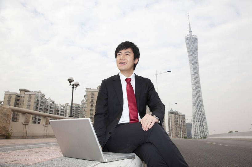东方人,一个人,商务人士,商务男性,高楼大厦,坐,笑,微笑,露齿笑,横图,室外,白天,仰视,衬衫,度假,电脑,笔记本电脑,美景,城市风光,标志建筑,城市,大厦,道路,地标,建筑,路,路灯,摩天大楼,公路,照明,广州,中国,亚洲,仅一个男性,仅一个人,套装,网络,景观,灯光,领带,交通,二郎腿,注视,黄种人,娱乐,通讯设备,建设,灯,仅一个年轻男性,红色,天空,天,观察,看,享受,休闲,景色,放松,搭,观看,一台,照亮,察看,无线,象征,庄重,照明设备,搭着,关注,通信设备,商务装,身份,无线网络,无线上网,便携式电脑,工薪阶层,东亚,广东,广东省,中华人民共和国,华南地区,省会,广州市,粤,正式,地位,广州电视塔,广州塔,广州新电视塔,手提电脑,男人,男性,年轻男性,亚洲人,白领,上班族,马路,坐着,半身,彩图,低角度拍摄,衬衣,大楼,高层建筑,高楼,摩天楼,海珠,海珠区,广州海心塔,海心塔,小蛮腰