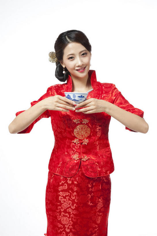 东方人,一个人,站,笑,微笑,竖图,室内,白天,白色背景,正面,民族服装,杯子,亚洲,仅一个年轻女性,仅一个女性,仅一个人,握,旗袍,陶瓷,陶瓷制品,拿,拿着,注视,黄种人,文化,装饰品,一个,红色,耳环,饰品,首饰,水杯,观察,看,站着,握着,摄影,影棚,单个,观看,察看,关注,中国文化,摄影棚,耳饰,年轻女性,女人,女性,亚洲人,茶杯,站立,半身,彩图,影棚拍摄,传统服装,民俗服,拍摄,传统文化