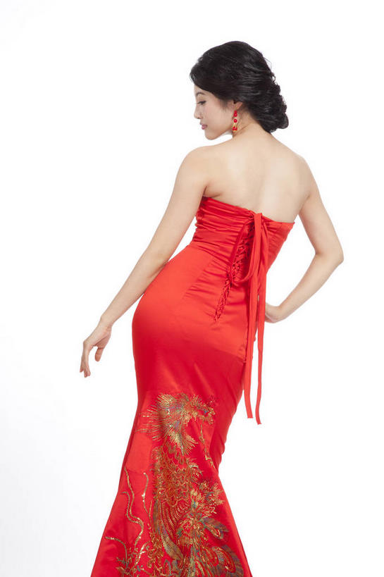 东方人,一个人,站,竖图,室内,白天,白色背景,裙子,亚洲,仅一个年轻女性,仅一个女性,仅一个人,连衣裙,扭头,注视,黄种人,手叉腰,背面,红色,叉腰,观察,看,站着,转头,摄影,影棚,观看,察看,关注,摄影棚,单手叉腰,年轻女性,女人,女性,亚洲人,站立,半身,彩图,影棚拍摄,拍摄