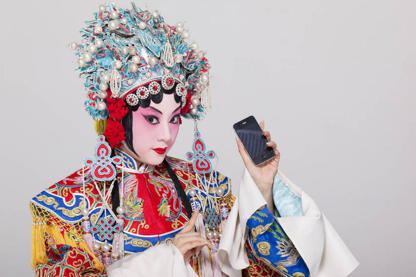 东方人,一个人,演员,站,打电话,横图,室内,白天,正面,民族服装,化妆,电话,帽子,手机,亚洲,仅一个年轻女性,仅一个女性,仅一个人,握,灰色背景,服装,头饰,拿,拿着,注视,黄种人,文化,通讯设备,衣服,彩妆,发夹,发饰,夹子,观察,看,站着,握着,摄影,服饰,影棚,观看,察看,衣着,穿着,关注,中国文化,摄影棚,表演服,演出服,京剧,戏曲,一部,衣饰,道具服,青衣,交流,年轻女性,女人,女性,亚洲人,沟通,通话,站立,半身,彩图,影棚拍摄,传统服装,民俗服,拍摄,京剧服饰,中国戏曲,旦角,传统文化,舞台妆,旦,京剧演员,角色,正旦