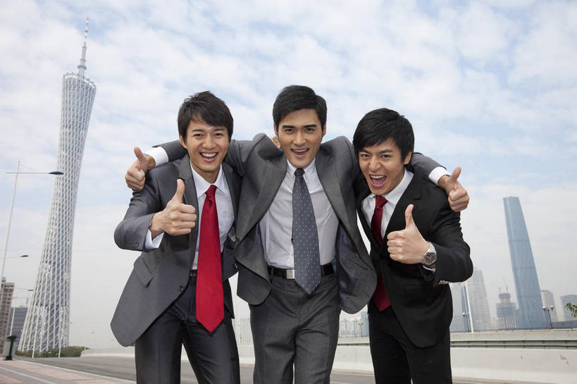 东方人,三个人,同事,商务人士,商务男性,高楼大厦,站,笑,微笑,露齿笑,横图,室外,白天,仰视,衬衫,度假,智慧,成功,合作,团队,集体,信心,美景,窗户,落地窗,城市风光,标志建筑,城市,大厦,地标,建筑,摩天大楼,广州,中国,亚洲,一排,弯腰,阴影,突出,套装,整齐,光线,包,皮包,影子,景观,云,云朵,领带,云彩,注视,黄种人,娱乐,称赞,表扬,建设,队伍,玻璃窗,排列,蓝色,白云,蓝天,天空,阳光,天,观察,看,靠,靠着,手势,倚靠,站着,享受,休闲,景色,放松,竖,晴朗,观看,翘,高,单肩包,察看,领导,倚着,夸奖,象征,优秀,庄重,成就,队列,关注,商务装,身份,合伙,领袖,玻璃幕墙,工薪阶层,东亚,广东,广东省,好,妙,顺利,出色,超群,杰出,卓越,奇妙,中华人民共和国,华南地区,省会,广州市,粤,弯身,正式,地位,天河,广州电视塔,广州塔,广州新电视塔,聪明,男人,男性,年轻男性,亚洲人,大拇指,白领,上班族,晴空,站立,半身,彩图,低角度拍摄,衬衣,大楼,高层建筑,高楼,摩天楼,打手势,天河区,广州西塔,广州国际金融中心,海珠,海珠区,珠江新城,珠江新城中央商务区,广州海心塔,海心塔,小蛮腰