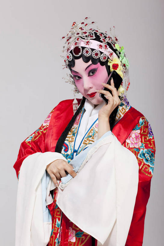 东方人,一个人,演员,站,打电话,竖图,室内,白天,正面,民族服装,化妆,电话,帽子,手机,亚洲,仅一个年轻女性,仅一个女性,仅一个人,握,灰色背景,服装,头饰,拿,拿着,注视,黄种人,文化,通讯设备,衣服,彩妆,发夹,发饰,夹子,观察,看,站着,握着,摄影,服饰,影棚,观看,察看,衣着,穿着,关注,中国文化,摄影棚,表演服,演出服,京剧,戏曲,一部,衣饰,道具服,青衣,交流,年轻女性,女人,女性,亚洲人,沟通,通话,站立,半身,彩图,影棚拍摄,传统服装,民俗服,拍摄,京剧服饰,中国戏曲,旦角,传统文化,舞台妆,旦,京剧演员,角色,正旦