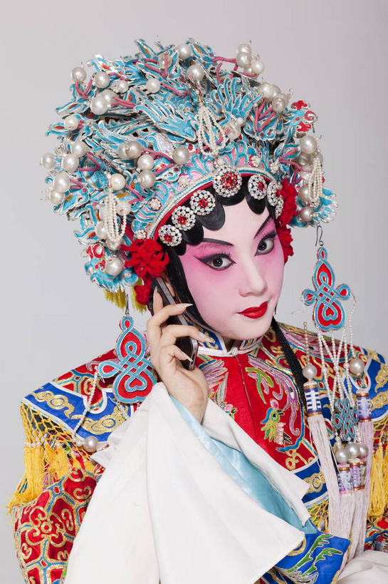 东方人,一个人,演员,站,打电话,竖图,室内,白天,正面,民族服装,化妆,电话,帽子,手机,亚洲,仅一个年轻女性,仅一个女性,仅一个人,握,灰色背景,服装,头饰,拿,拿着,注视,黄种人,文化,通讯设备,衣服,彩妆,发夹,发饰,夹子,观察,看,站着,握着,摄影,服饰,影棚,观看,察看,衣着,穿着,关注,中国文化,摄影棚,表演服,演出服,京剧,戏曲,一部,衣饰,道具服,青衣,交流,年轻女性,女人,女性,亚洲人,沟通,通话,站立,半身,彩图,影棚拍摄,传统服装,民俗服,拍摄,京剧服饰,中国戏曲,旦角,传统文化,舞台妆,旦,京剧演员,角色,正旦