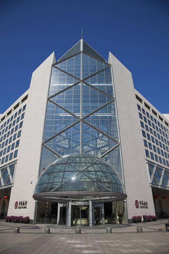 无人,银行,竖图,室外,白天,正面,旅游,度假,窗户,标志建筑,地标,建筑,北京,中国,亚洲,阴影,光线,影子,墙,首都,娱乐,建设,玻璃窗,墙壁,墙面,蓝色,蓝天,天空,阳光,天,享受,休闲,旅游胜地,放松,金融,理财,经济,晴朗,资金,流通,贸易,中国银行,长安街,东亚,万里无云,中华人民共和国,北京市,京,北平,华北地区,西城区,西单,晴空,晴空万里,彩图,神州第一街,机构,金融机构,商业银行,中国银行总行大厦,西单商业区