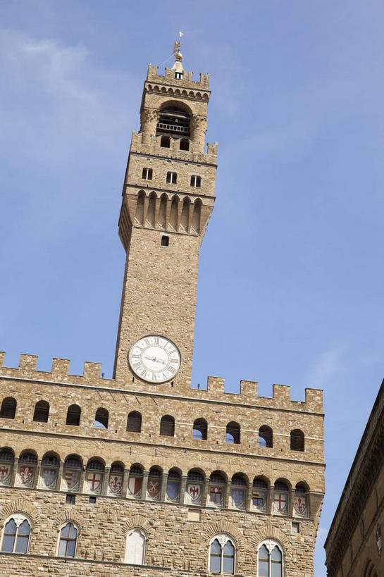 无人,宫殿,竖图,室外,白天,仰视,旅游,度假,名胜古迹,窗户,标志建筑,地标,建筑,意大利,佛罗伦萨,欧洲,阴影,遗迹,光线,影子,墙,云,云朵,云彩,古迹,文物,娱乐,建设,古建筑,玻璃窗,墙壁,墙面,蓝色,白云,蓝天,天空,阳光,天,享受,休闲,旅游胜地,放松,晴朗,宫廷,托斯卡纳,南欧,古文明,意大利共和国,首府,维琪奥王宫,王宫,百花之城,翡冷翠,托斯卡纳大区,韦奇奥宫,晴空,彩图,低角度拍摄,皇宫,佛罗伦斯,佛罗伦斯省