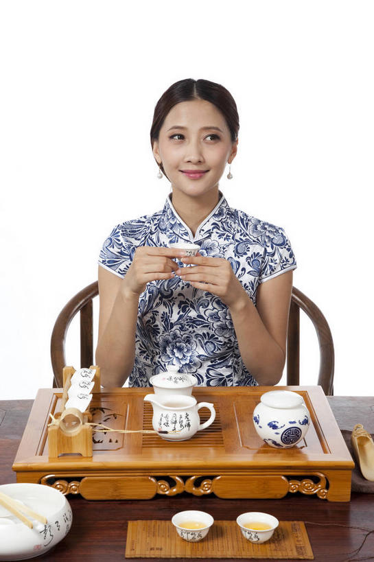 东方人,一个人,坐,笑,微笑,竖图,室内,白天,白色背景,正面,民族服装,桌面,桌子,杯子,椅子,亚洲,仅一个年轻女性,仅一个女性,仅一个人,握,旗袍,木制,壶,陶瓷,木椅,木桌,茶道,陶瓷制品,拿,拿着,注视,黄种人,文化,水壶,装饰品,茶壶,茶具,耳环,木制品,容器,饰品,首饰,水杯,观察,看,握着,摄影,影棚,观看,茶艺,环境,察看,茶器,关注,中国文化,摄影棚,东亚文化,礼法,修行,耳饰,年轻女性,女人,女性,亚洲人,茶杯,坐着,半身,彩图,影棚拍摄,传统服装,民俗服,拍摄,木桌子,茶文化,传统文化
