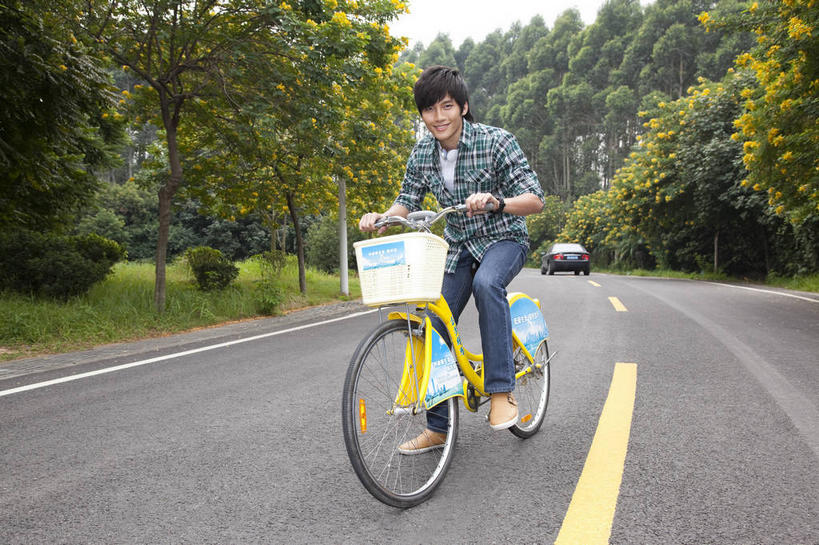 东方人,背,一个人,学生,学校,教学楼,笑,微笑,露齿笑,横图,室外,白天,正面,衬衫,草地,草坪,植物,道路,路,公路,自行车,亚洲,仅一个男性,仅一个人,握,服装,裤子,分界线,停车线,交通,注视,牛仔裤,休闲装,黄种人,校园,车,脚踏车,草,树,树木,仅一个年轻男性,骑,衣服,绿色,天空,自然,交通工具,轿车,天,背着,观察,看,骑车,休闲,教室,休闲服,握着,服饰,生长,成长,观看,车行道,车行道分界线,察看,关注,载具,标线,车行线,背负,男人,男性,年轻男性,亚洲人,大学生,马路,彩图,全身,衬衣,教学大楼