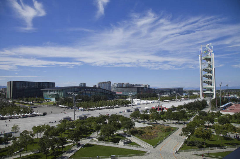 无人,公园,横图,俯视,航拍,室外,白天,旅游,度假,草地,草坪,植物,标志建筑,道路,地标,建筑,路,公路,北京,中国,亚洲,阴影,光线,影子,云,云朵,塔,交通,首都,云彩,娱乐,建设,草,树,树木,蓝色,绿色,白云,蓝天,天空,阳光,自然,天,享受,休闲,旅游胜地,放松,生长,晴朗,成长,鸟瞰,东亚,中华人民共和国,北京市,京,北平,华北地区,朝阳区,晴空,马路,彩图,高角度拍摄,北京奥林匹克公园,国家体育馆