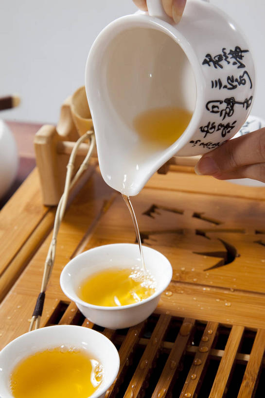 东方人,手,一个人,竖图,俯视,室内,特写,白天,幸福,茶,杯子,亚洲,双手,仅一个年轻女性,仅一个女性,仅一个人,倒,握,壶,勺子,陶瓷,茶道,茶叶,陶瓷制品,拿,茶勺,拿着,黄种人,文化,娱乐,水壶,茶壶,茶具,容器,水杯,享受,休闲,温馨,手部,放松,乐趣,握着,茶艺,环境,提神,舒适,茶器,醒脑,东亚文化,礼法,修行,年轻女性,女人,女性,亚洲人,茶杯,半身,彩图,高角度拍摄,茶文化