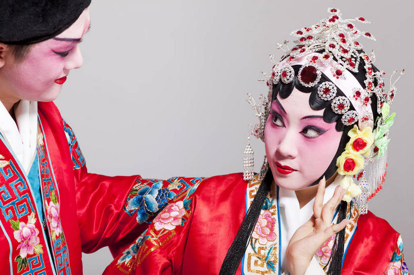 东方人,两个人,演员,站,笑,微笑,横图,室内,白天,正面,民族服装,化妆,帽子,亚洲,灰色背景,服装,头饰,扭头,注视,黄种人,文化,相视,衣服,彩妆,发夹,发饰,夹子,观察,看,手势,站着,转头,面对面,搭,摄影,服饰,影棚,观看,对视,察看,生,互视,衣着,穿着,搭着,关注,中国文化,摄影棚,相对,表演服,演出服,京剧,戏曲,相看,衣饰,道具服,青衣,男人,男性,年轻男性,年轻女性,女人,女性,亚洲人,站立,半身,彩图,影棚拍摄,传统服装,民俗服,拍摄,京剧服饰,中国戏曲,旦角,打手势,传统文化,舞台妆,旦,京剧演员,角色,小生,正旦