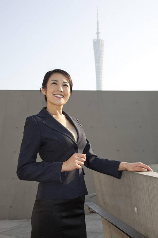 东方人,一个人,商务人士,商务女性,高楼大厦,站,笑,微笑,露齿笑,竖图,室外,白天,正面,度假,美景,城市风光,标志建筑,城市,大厦,地标,建筑,摩天大楼,广州,中国,亚洲,仅一个年轻女性,仅一个女性,仅一个人,阴影,套装,光线,影子,墙,景观,注视,黄种人,娱乐,建设,墙壁,墙面,蓝色,蓝天,天空,阳光,天,观察,看,站着,享受,休闲,景色,放松,晴朗,观看,察看,关注,商务装,工薪阶层,东亚,广东,广东省,万里无云,中华人民共和国,华南地区,省会,广州市,粤,广州电视塔,广州塔,广州新电视塔,年轻女性,女人,女性,亚洲人,白领,上班族,晴空,晴空万里,站立,半身,彩图,大楼,高层建筑,高楼,摩天楼,海珠,海珠区,广州海心塔,海心塔,小蛮腰