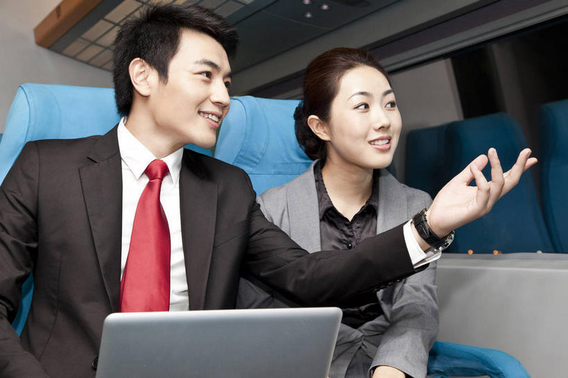 东方人,两个人,同事,商务人士,商务男性,商务女性,坐,笑,微笑,露齿笑,横图,室内,白天,正面,衬衫,成功,合作,团队,集体,信心,电脑,笔记本电脑,椅子,亚洲,套装,网络,领带,扭头,注视,黄种人,通讯设备,队伍,车,红色,蓝色,交通工具,观察,看,手势,转头,观看,一台,察看,无线,领导,象征,庄重,成就,关注,载具,磁悬浮,通信设备,商务装,身份,无线网络,合伙,领袖,无线上网,便携式电脑,工薪阶层,磁悬浮列车,正式,地位,手提电脑,男人,男性,年轻男性,年轻女性,女人,女性,亚洲人,白领,上班族,坐着,半身,彩图,衬衣,磁悬浮技术