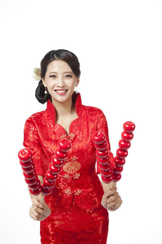 点心,东方人,一个人,站,笑,微笑,露齿笑,竖图,室内,白天,白色背景,正面,民族服装,亚洲,仅一个年轻女性,仅一个女性,仅一个人,握,旗袍,节日,庆祝,甜点,四根,拿,拿着,注视,黄种人,文化,小吃,装饰品,红色,耳环,饰品,首饰,山楂,观察,看,站着,庆典,中式,握着,摄影,影棚,观看,纪念,糖葫芦,察看,关注,中国文化,摄影棚,冰糖葫芦,糖球,耳饰,年轻女性,女人,女性,亚洲人,站立,半身,彩图,影棚拍摄,传统服装,民俗服,拍摄,传统文化