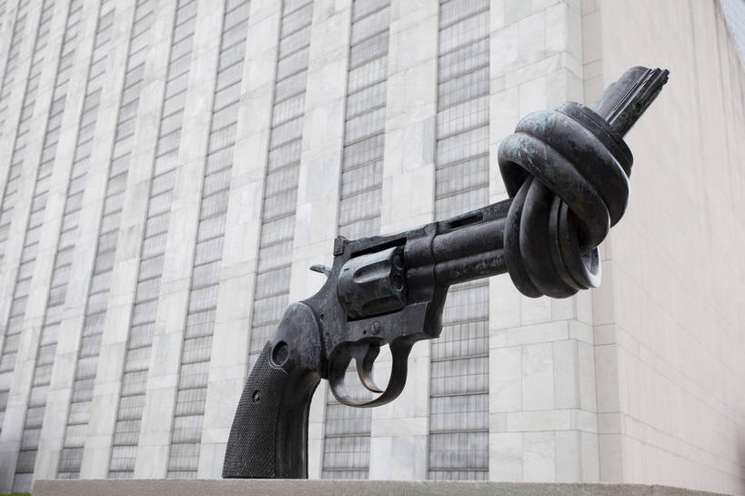 无人,高楼大厦,横图,室外,白天,仰视,度假,竞争,美景,城市风光,标志建筑,城市,大厦,地标,建筑,摩天大楼,雕塑,纽约,美国,一把,对抗,艺术,装饰,冲突,雕刻,雕像,枪支,景观,曼哈顿,破坏,娱乐,建设,黑色,工艺品,享受,休闲,武器,景色,放松,战争,手枪,纪念,美术,损坏,北美,北美洲,攻击,威胁,对立,矛盾,兵器,主题,美洲,防御,枪械,陈列,联合国总部,纽约市,纽约州,帝国之州,帝国州,弹夹,功能,美学,敌对,挫败,斗争,抗拒,抗衡,北亚美利加洲,亚美利加洲,杀伤,威慑,子弹夹,联合国大厦,危险,彩图,低角度拍摄,大楼,高层建筑,高楼,摩天楼,美利坚合众国,曼哈顿区,纽约县,曼哈顿岛,联合国总部大楼