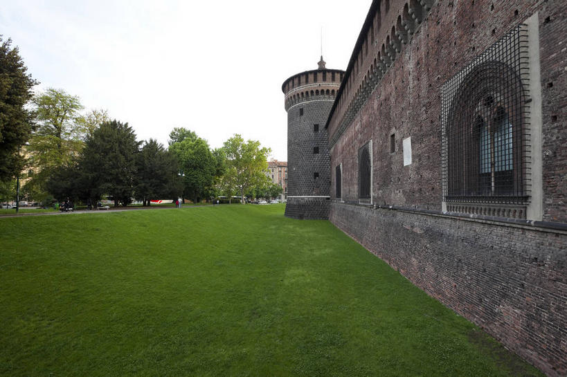 无人,家,横图,室外,白天,仰视,旅游,度假,草地,草坪,名胜古迹,植物,标志建筑,地标,建筑,意大利,欧洲,遗迹,堡垒,城堡,房屋,墙,屋子,古迹,文物,娱乐,建设,城墙,古建筑,楼房,墙壁,墙面,住宅,草,树,树木,绿色,天空,自然,天,享受,休闲,旅游胜地,放松,生长,成长,坚硬,要塞,南欧,防御,古文明,伦巴第大区,意大利共和国,伦巴第,坚固,米兰省,设防,彩图,低角度拍摄,房子,斯福尔扎城堡