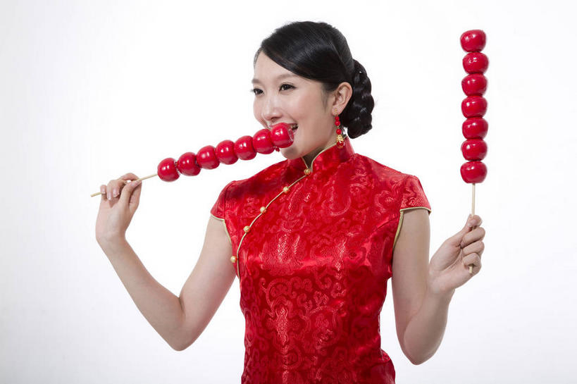 点心,东方人,一个人,站,吃,横图,室内,白天,正面,民族服装,亚洲,仅一个年轻女性,仅一个女性,仅一个人,握,旗袍,甜点,拿,拿着,注视,黄种人,文化,小吃,红色,山楂,观察,看,站着,中式,握着,摄影,影棚,观看,糖葫芦,察看,关注,中国文化,摄影棚,冰糖葫芦,糖球,年轻女性,女人,女性,亚洲人,嚼,食,站立,半身,彩图,影棚拍摄,传统服装,民俗服,拍摄,传统文化