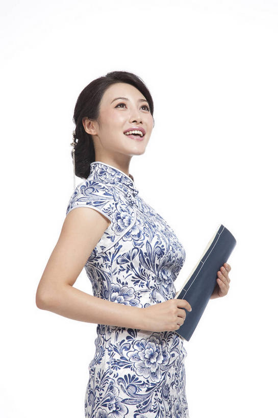 东方人,一个人,站,笑,微笑,露齿笑,竖图,室内,白天,白色背景,侧面,民族服装,书籍,亚洲,仅一个年轻女性,仅一个女性,仅一个人,一本,握,旗袍,拿,拿着,注视,黄种人,文化,蓝色,书本,观察,看,站着,握着,摄影,影棚,观看,察看,古书,关注,中国文化,摄影棚,年轻女性,女人,女性,亚洲人,书,图书,抬头,仰头,站立,半身,彩图,影棚拍摄,传统服装,民俗服,拍摄,文献,传统文化,古籍,线装,线装书