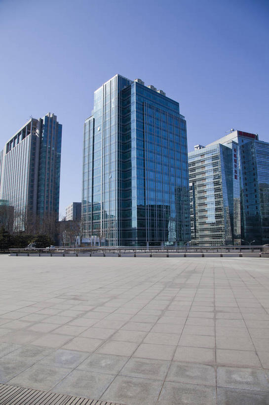 无人,高楼大厦,广场,竖图,室外,白天,仰视,度假,美景,植物,城市风光,标志建筑,城市,大厦,地标,建筑,摩天大楼,北京,中国,亚洲,阴影,光线,影子,景观,地面,首都,娱乐,建设,树,树木,蓝色,绿色,蓝天,天空,阳光,自然,天,享受,休闲,景色,放松,生长,晴朗,成长,东亚,海淀区,中关村,万里无云,中华人民共和国,北京市,京,北平,华北地区,晴空,晴空万里,彩图,低角度拍摄,大楼,高层建筑,高楼,摩天楼,国家自主创新示范区,中关村科技园