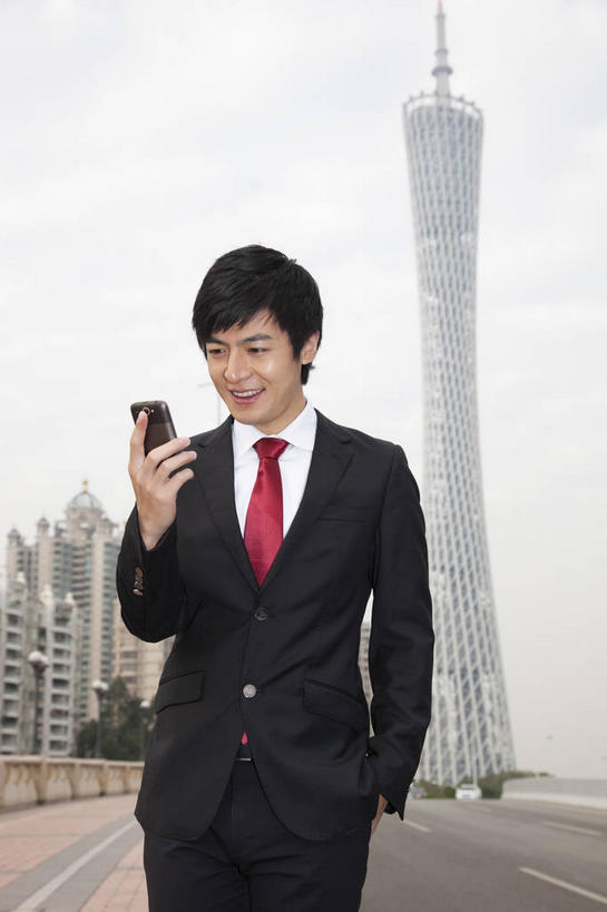 东方人,一个人,商务人士,商务男性,高楼大厦,站,笑,打电话,微笑,竖图,室外,白天,仰视,衬衫,度假,美景,城市风光,标志建筑,城市,大厦,道路,地标,建筑,路,摩天大楼,公路,电话,手机,广州,中国,亚洲,仅一个男性,仅一个人,握,套装,景观,领带,交通,拿,拿着,注视,黄种人,娱乐,通讯设备,建设,仅一个年轻男性,红色,天空,天,观察,看,站着,享受,休闲,景色,放松,握着,观看,察看,象征,庄重,关注,商务装,身份,手插袋,单手插袋,工薪阶层,东亚,广东,广东省,一部,中华人民共和国,华南地区,省会,单手抄兜,单手放兜,广州市,粤,正式,地位,广州电视塔,广州塔,广州新电视塔,交流,男人,男性,年轻男性,亚洲人,白领,上班族,马路,插兜,沟通,手插兜,手放口袋,通话,站立,半身,彩图,低角度拍摄,衬衣,大楼,高层建筑,高楼,摩天楼,手抄兜,海珠,海珠区,广州海心塔,海心塔,小蛮腰