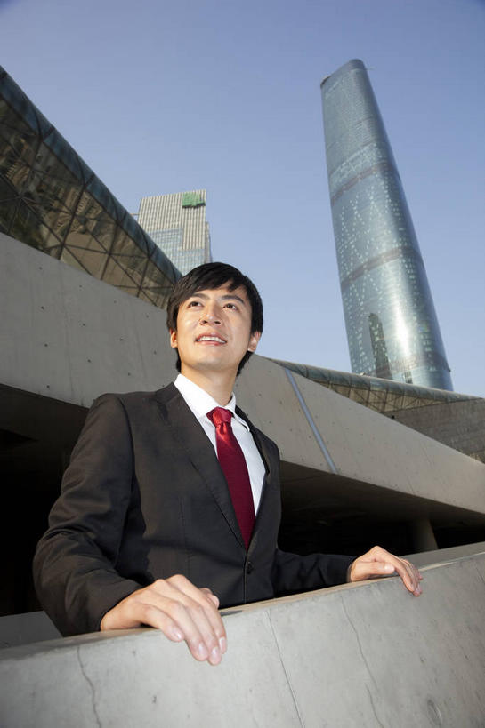 东方人,一个人,商务人士,商务男性,高楼大厦,站,笑,微笑,露齿笑,竖图,室外,白天,仰视,衬衫,度假,美景,城市风光,标志建筑,城市,大厦,地标,建筑,摩天大楼,广州,中国,亚洲,仅一个男性,仅一个人,阴影,套装,光线,影子,景观,领带,扭头,注视,黄种人,娱乐,建设,仅一个年轻男性,红色,蓝色,蓝天,天空,阳光,天,观察,看,站着,转头,享受,休闲,景色,放松,搭,晴朗,观看,察看,象征,庄重,搭着,关注,商务装,身份,工薪阶层,东亚,广东,广东省,万里无云,中华人民共和国,华南地区,省会,广州市,粤,正式,地位,天河,男人,男性,年轻男性,亚洲人,白领,上班族,晴空,晴空万里,站立,半身,彩图,低角度拍摄,衬衣,大楼,高层建筑,高楼,摩天楼,天河区,广州西塔,广州国际金融中心,珠江新城,珠江新城中央商务区